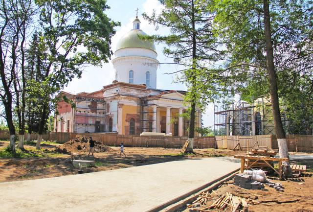 В сквере имени Кирова и возле Троицкого собора в Боровичах идут масштабные работы по строительству и реконструкции.