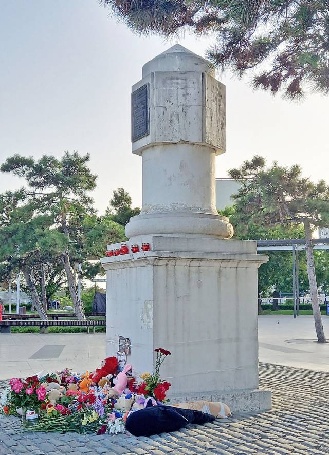 К стихийному мемориалу в Учкуевке несут цветы и игрушки.