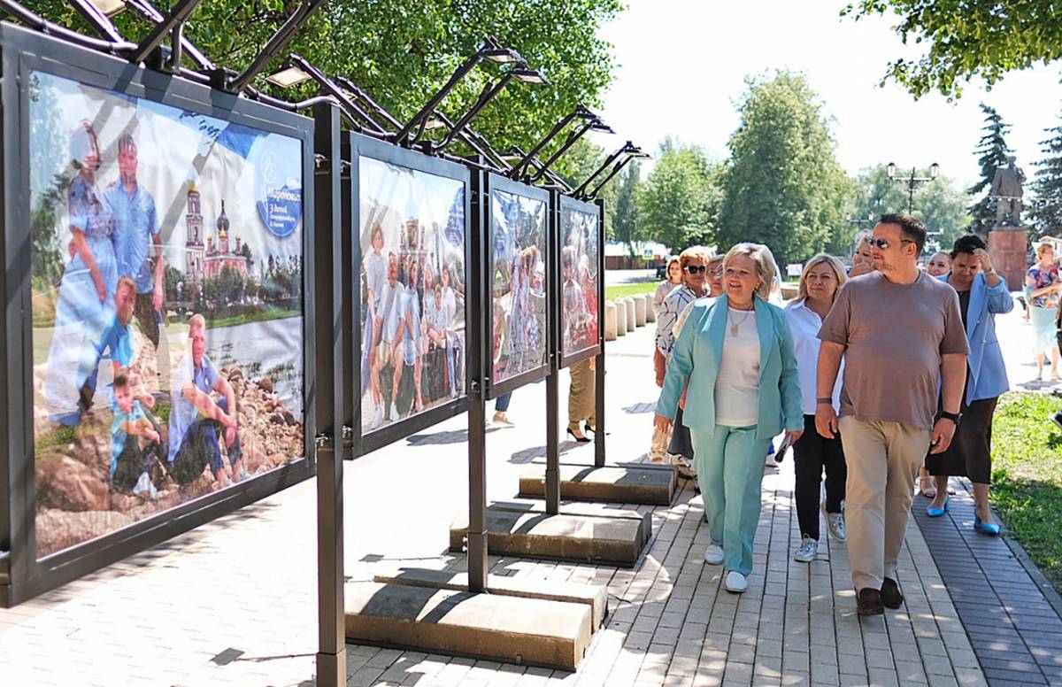 На уличной выставке в Старой Руссе можно было увидеть фотоистории многодетных семей.