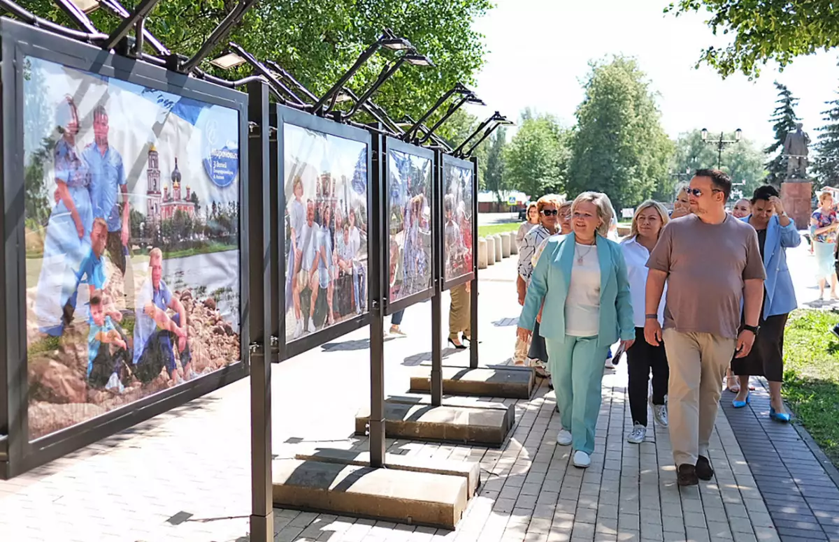 На уличной выставке в Старой Руссе можно было увидеть фотоистории многодетных семей.