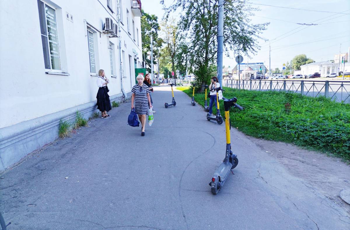 Брошенные на тротуарах самокаты мешают пешеходам, велосипедистам и уборочной технике.