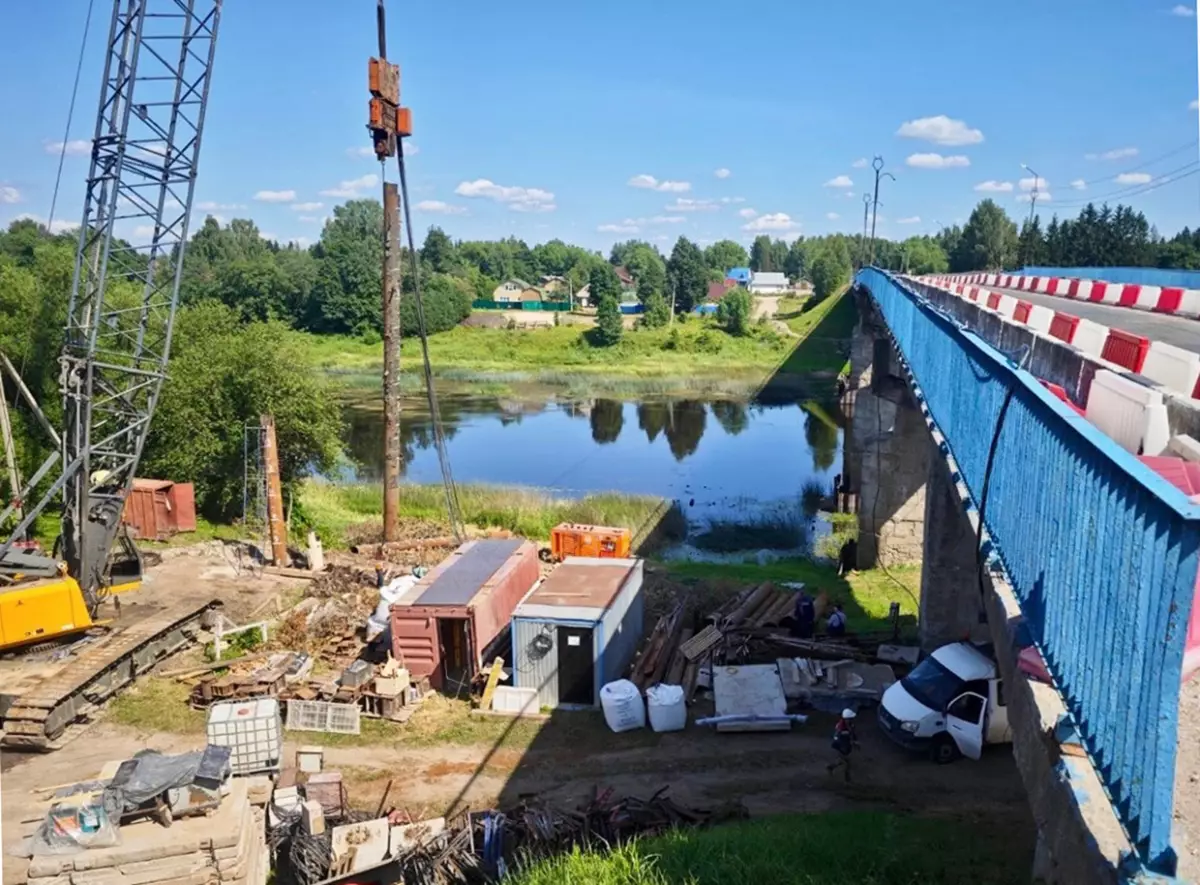 Рядом с действующим мостом сейчас строят временный.