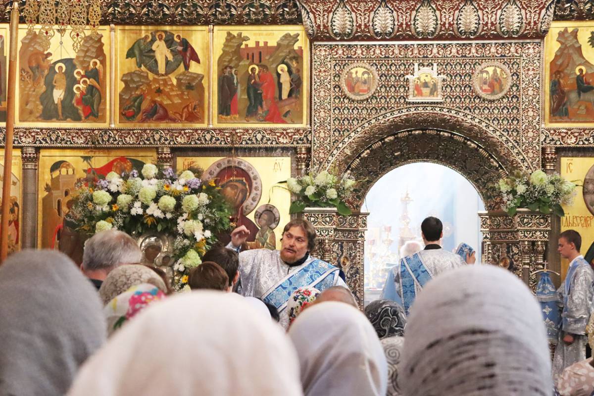 Богородице Дево, молений наших не презри…