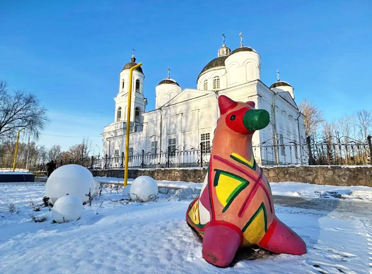 Оригинальные версии лошадки и птички выполнены из глины. Их копии в парке — из бетона.