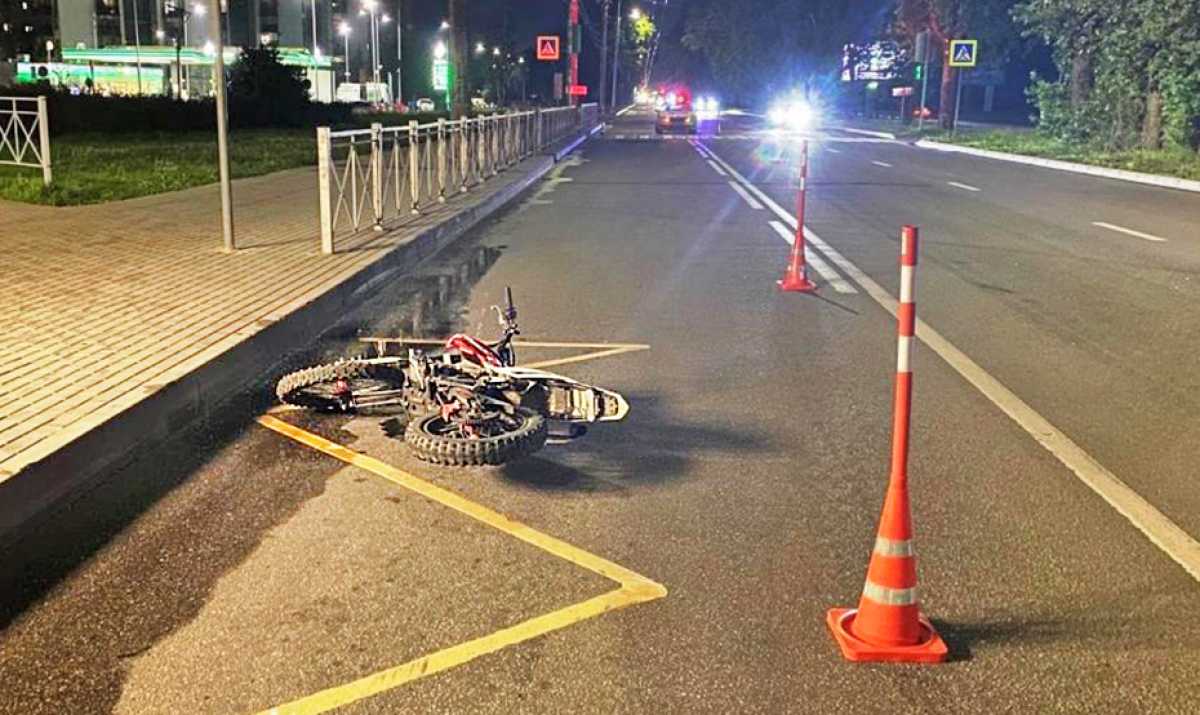 На днях в Великом Новгороде 18-летний водитель питбайка сбил девушку такого же возраста, когда она п