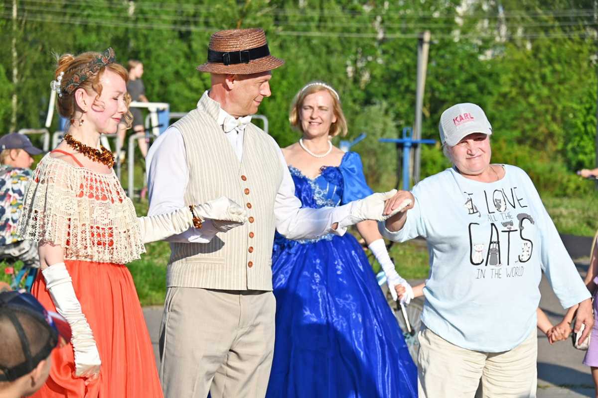 Не обязательно быть в бальном платье, чтобы присоединиться к танцам.