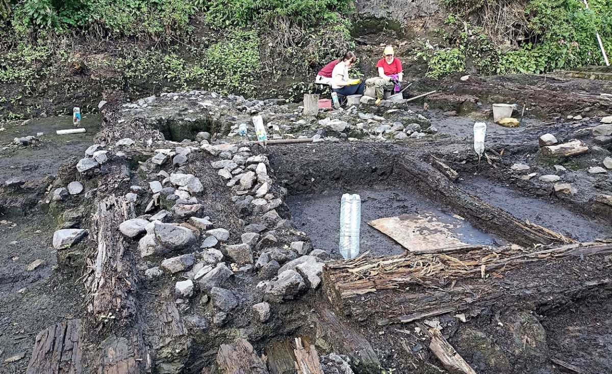 Там, где мы видим груду камней, археологи различают развал древней печи.