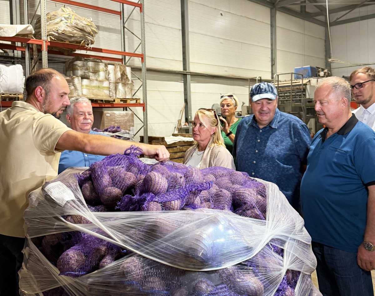 Депутаты побывали в логистическом центре хозяйства и ознакомились с процессами хранения и переработк
