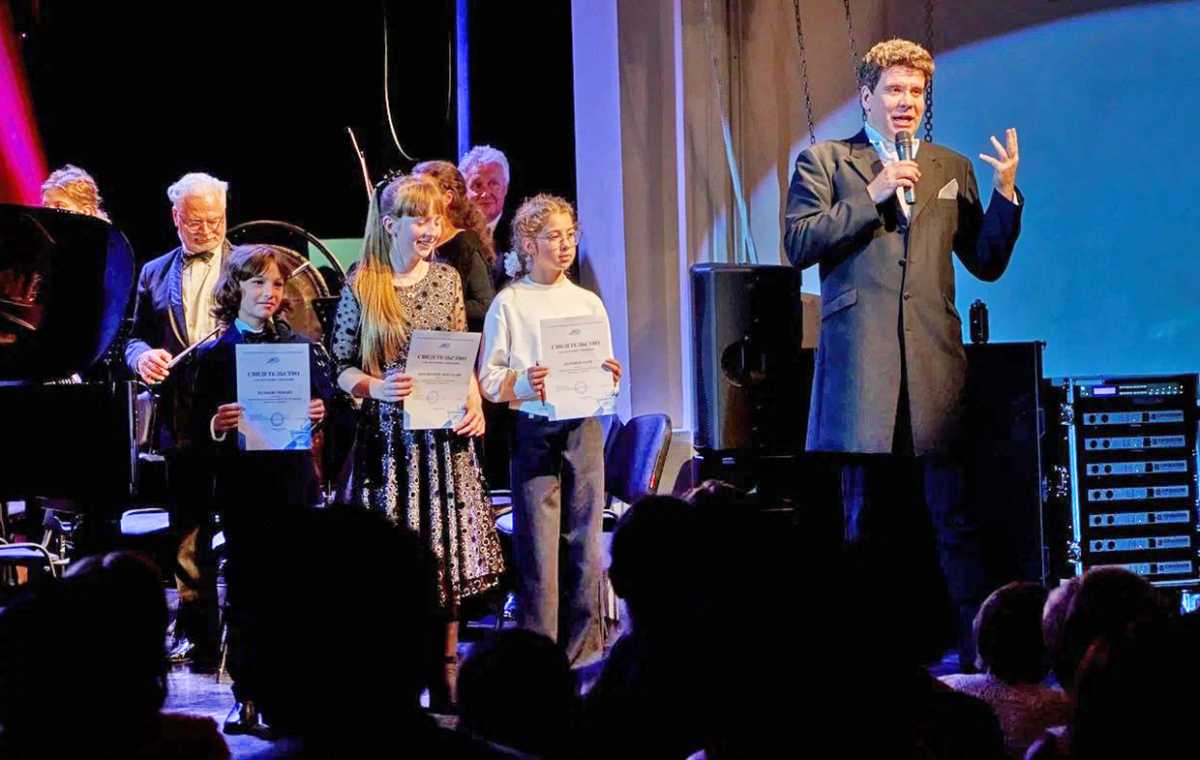 Третью летнюю творческую школу «Новые имена» проводит одноимённый благотворительный фонд, который во