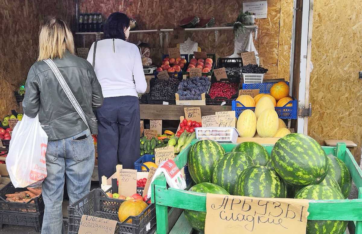 Арбузы и дыни лучше всего покупать в супермаркете, магазине или на официальном рынке. И ни в коем сл
