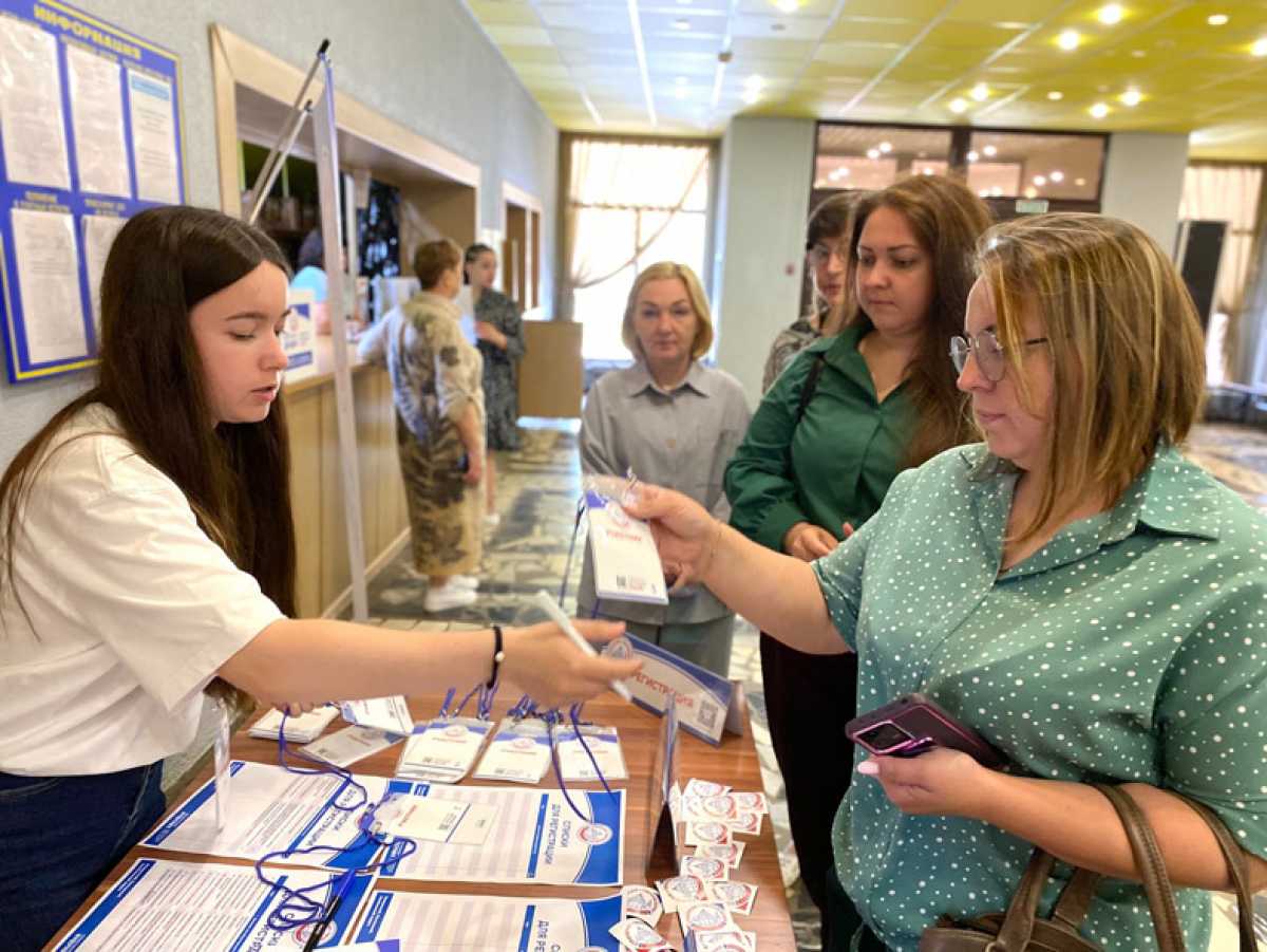 Эксперты настраивались на серьёзный лад уже на входе — с момента регистрации.