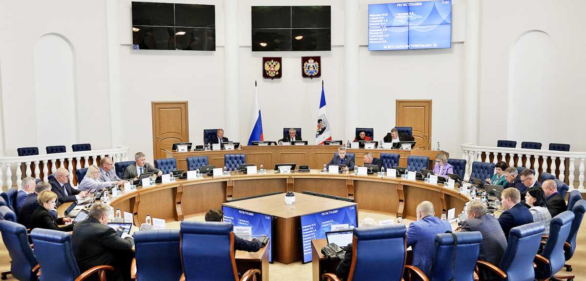 В конце августа депутаты собрались на первое после летних каникул заседание и обсудили ряд важных во