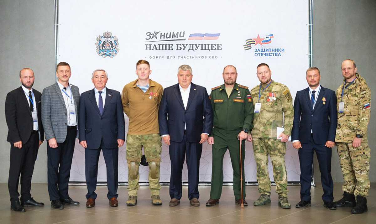 По приглашению новгородских участников и ветеранов СВО на форуме присутствовал Герой России Рашид Га
