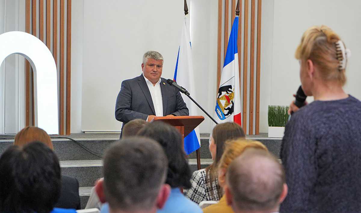 Врио губернатора Александр Дронов на встрече с жителями Великого Новгорода.