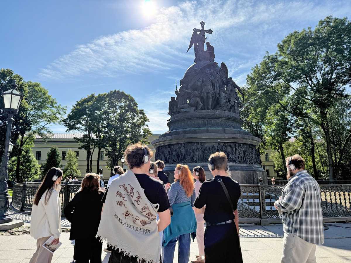 Во время аудиоэкскурсии участники успевают осмотреть памятник со всех сторон.