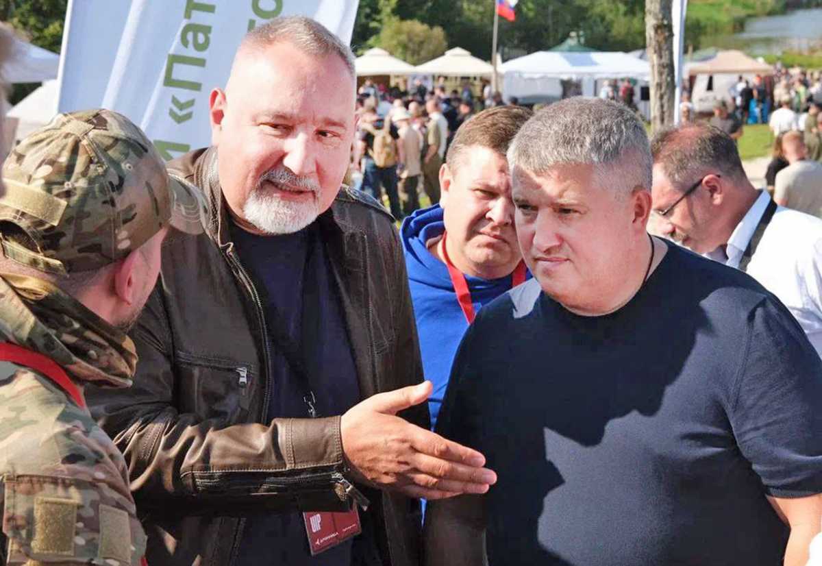 Глава региона Александр Дронов осмотрел выставку разработок «народного военно-промышленного комплекс