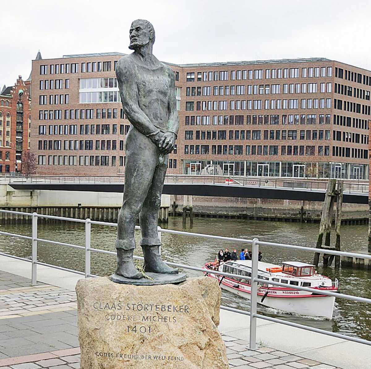 Интересно, куда смотрит Штёртебекер? И что такое снова замышляет? Памятник в Гамбурге, фоторепродукц