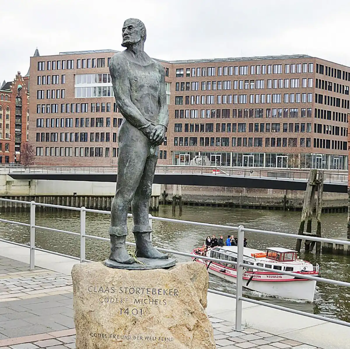 Интересно, куда смотрит Штёртебекер? И что такое снова замышляет? Памятник в Гамбурге, фоторепродукц