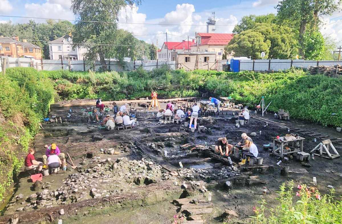В этом году обнаружено всего пять берестяных грамот: четыре на Троицком раскопе и одна на Иоанновско