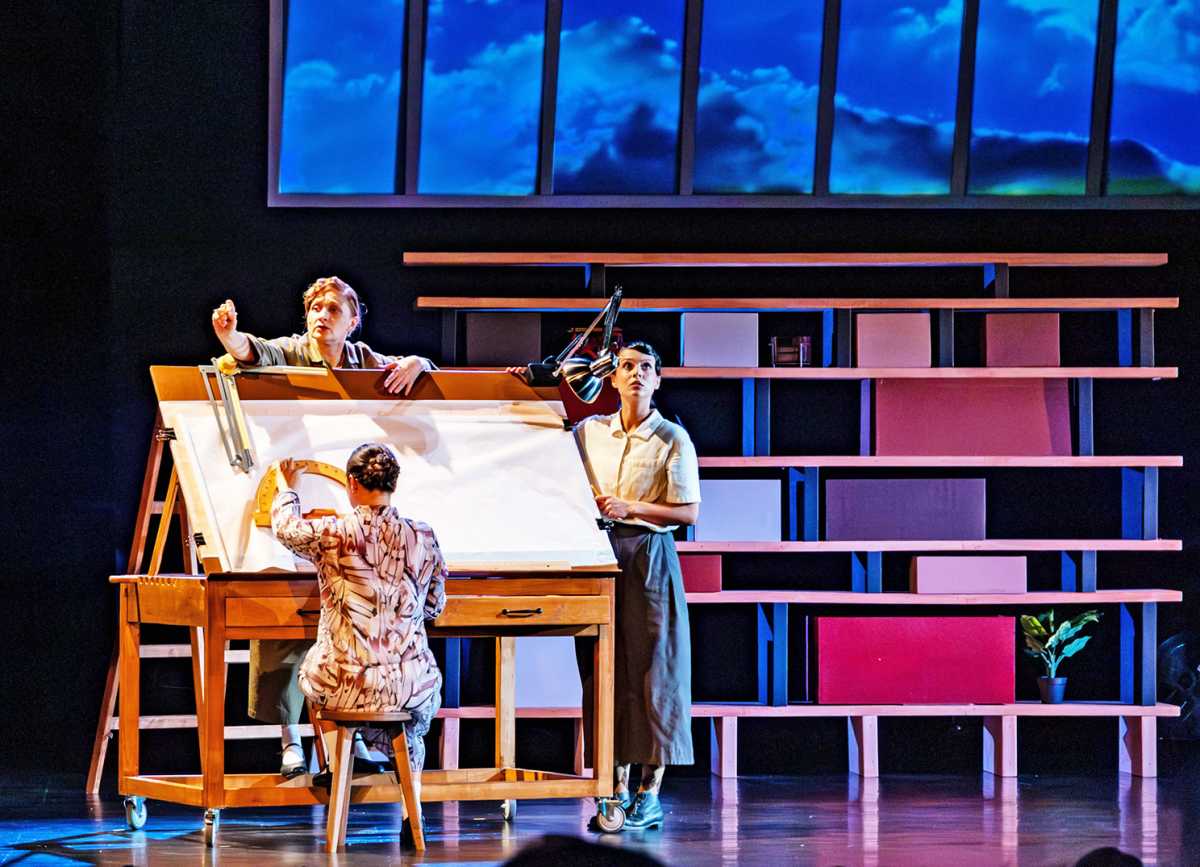 Роль Шарлотты в разные периоды её жизни играют три актрисы.