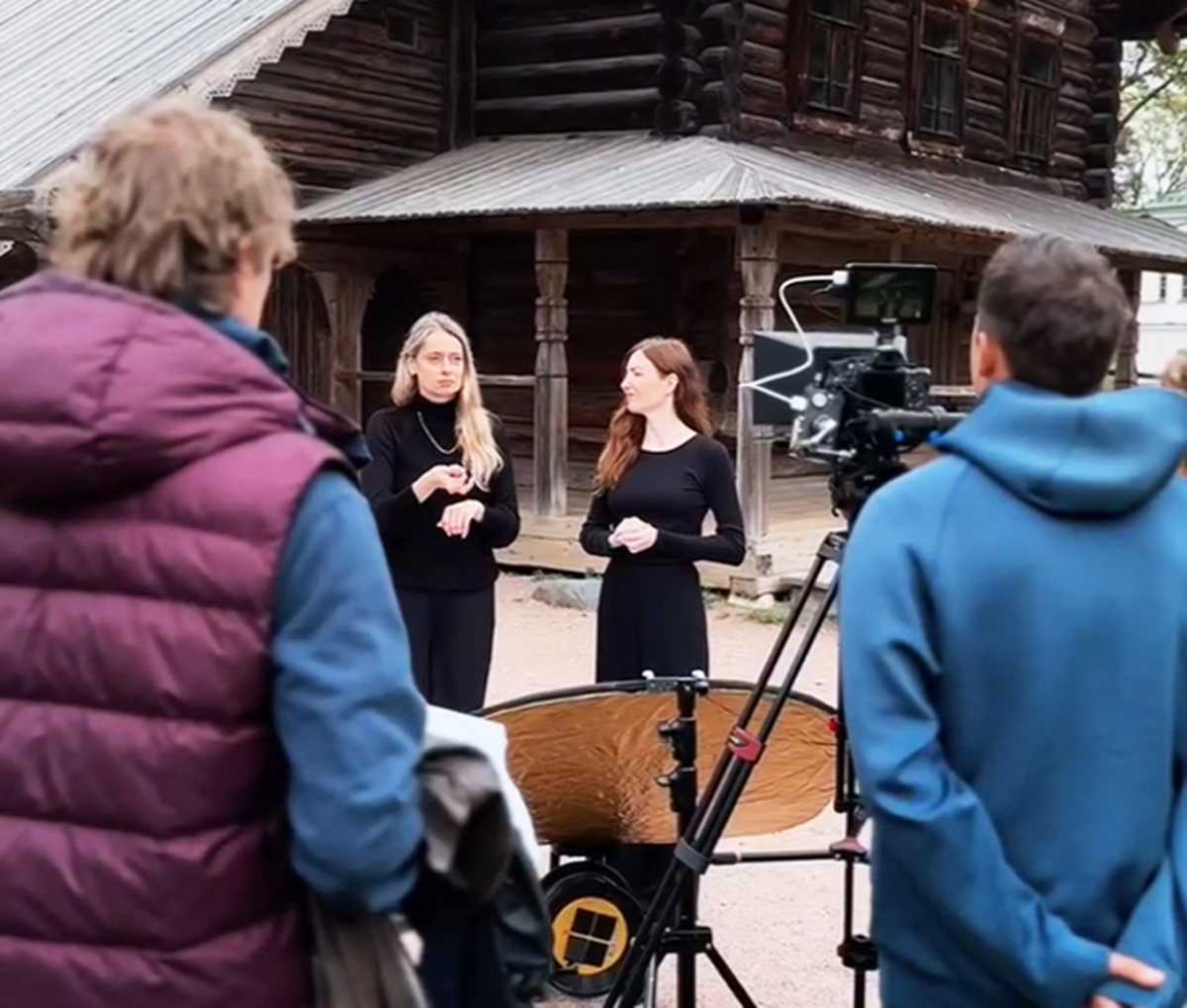 В Великом Новгороде идут съёмки сразу двух видеогидов на русском жестовом языке. Стоп-кадр видео со