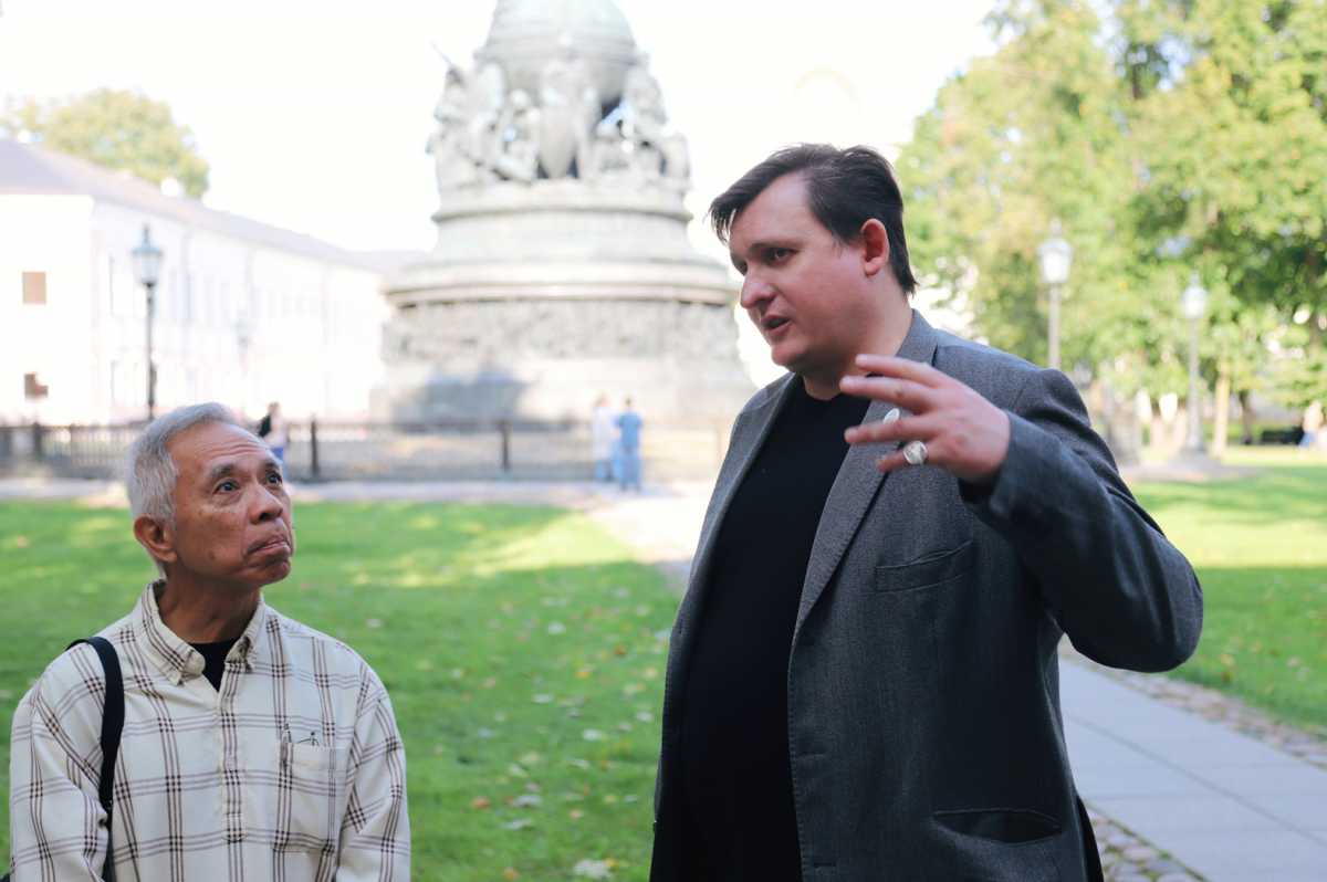 Министр истории Филиппин постарался посетить как можно больше достопримечательностей,  о которых ему