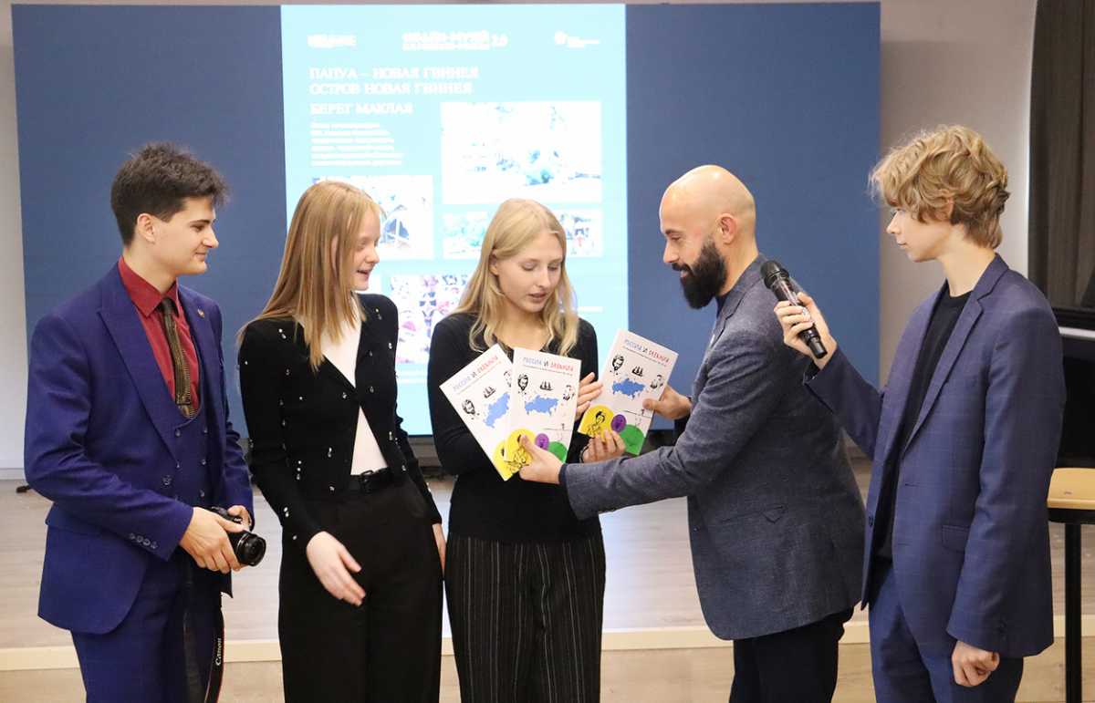 Подарок наиболее активным участникам школьной выставки «Австралия и Океания».