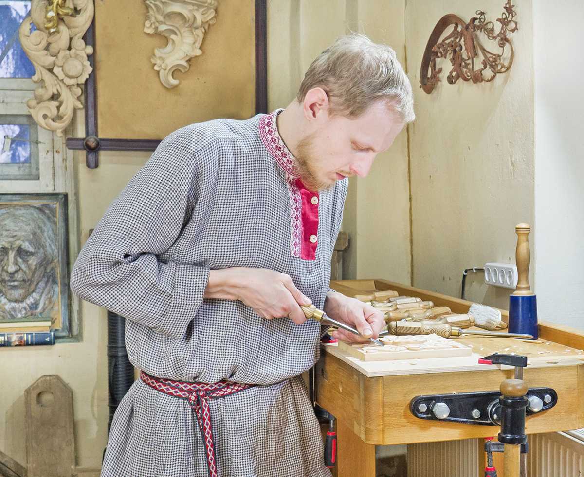 Александр Уланов умеет через художественную резьбу рассказывать истории.