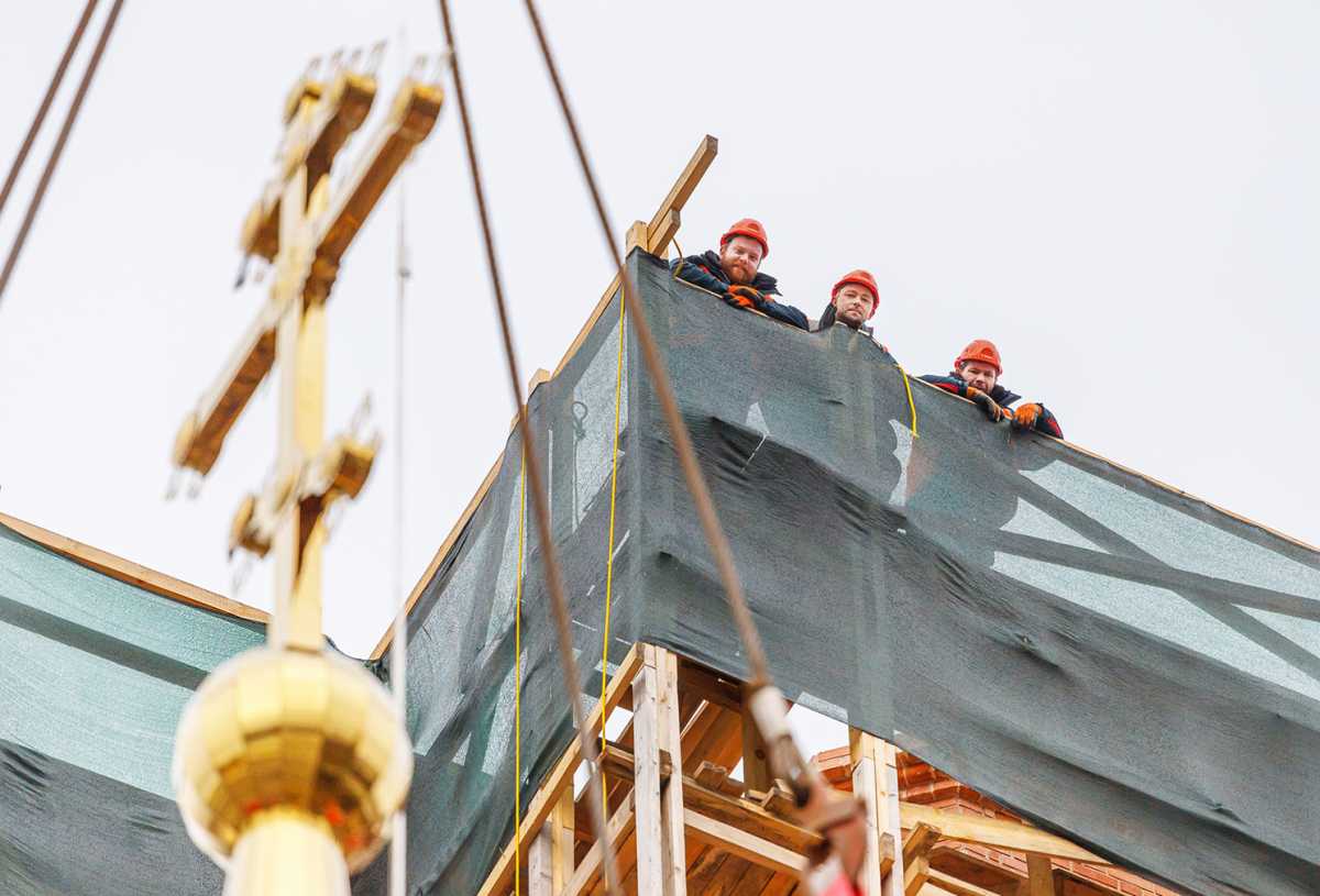 Крест для шпиля освятили в сентябре.