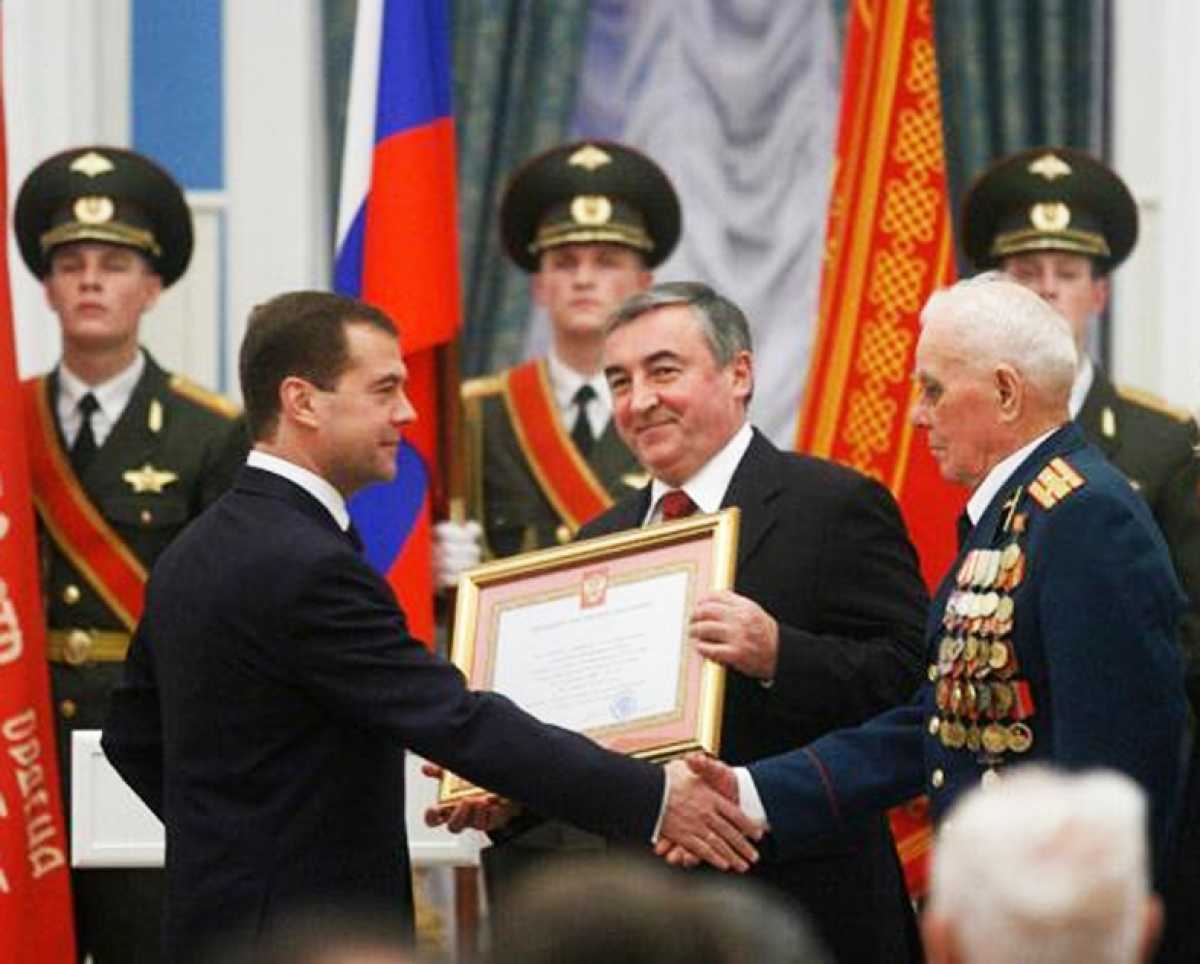 В декабре 2008 года в Кремле Президент России Дмитрий Медведев вручил мэру Юрию Бобрышеву и участник