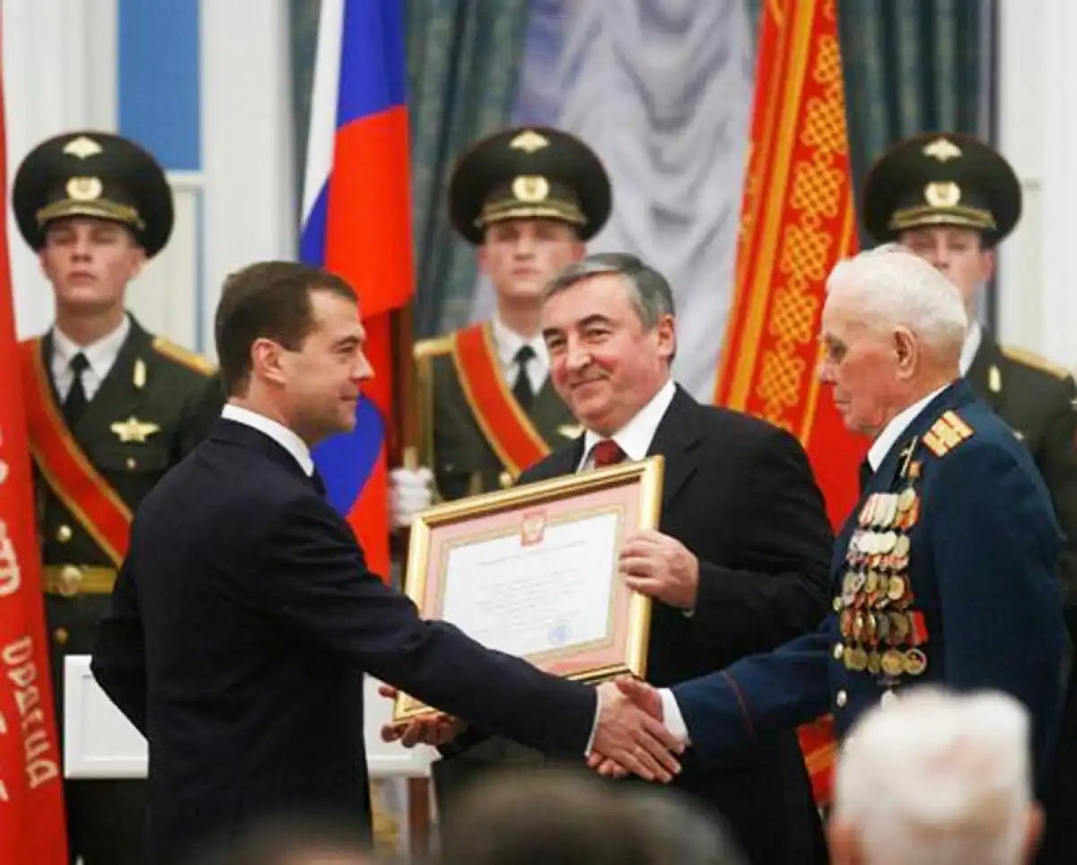 В декабре 2008 года в Кремле Президент России Дмитрий Медведев вручил мэру Юрию Бобрышеву и участник