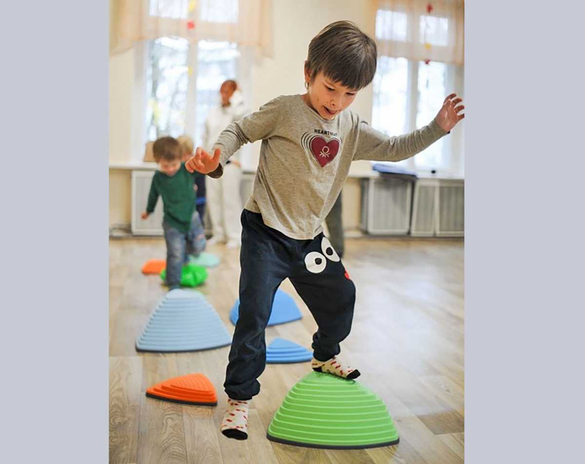 Очень активным детям создают благоприятные условия для занятий.