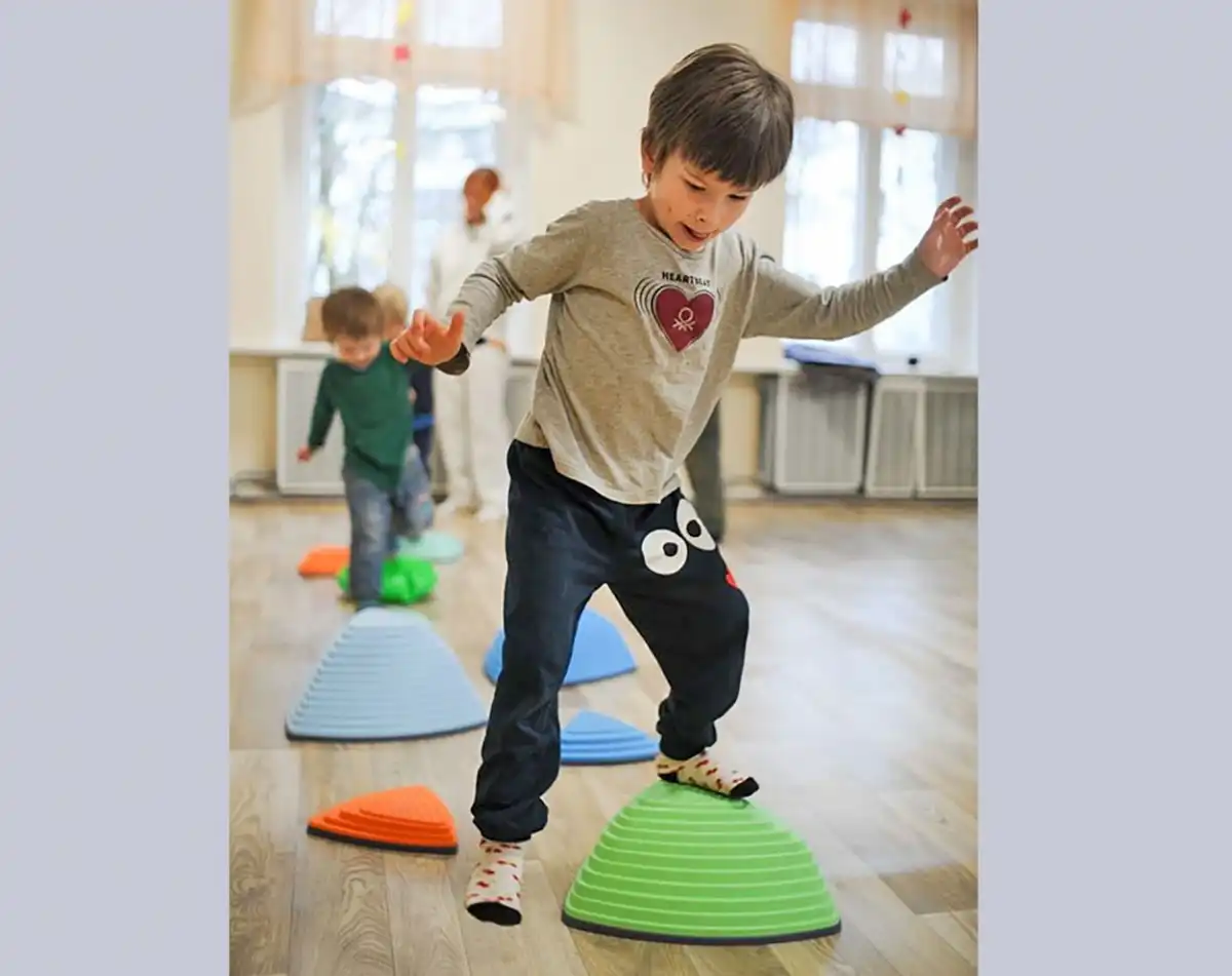 Очень активным детям создают благоприятные условия для занятий.