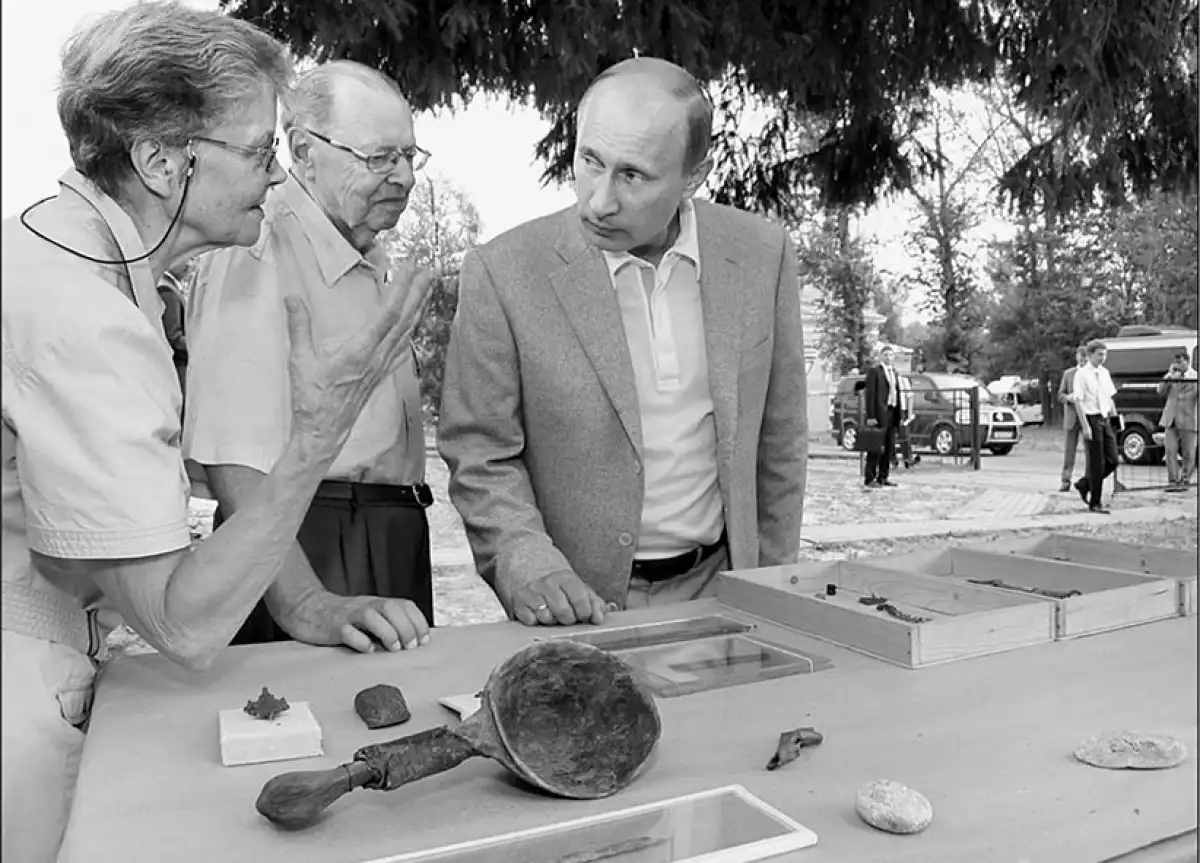 В 2010 году Владимир Путин посетил Троицкий раскоп.