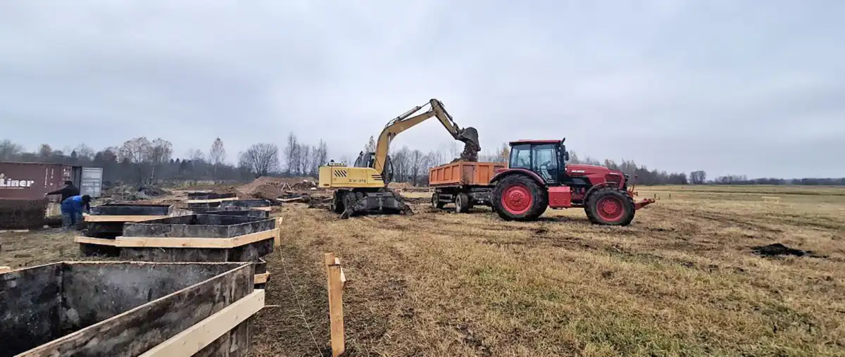 Строительство фермы ведут недалеко от деревни Чёрной.