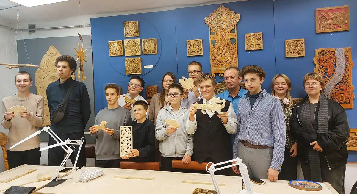 Сам процесс создания изделий приносил радость юным резчикам и молодым наставникам.