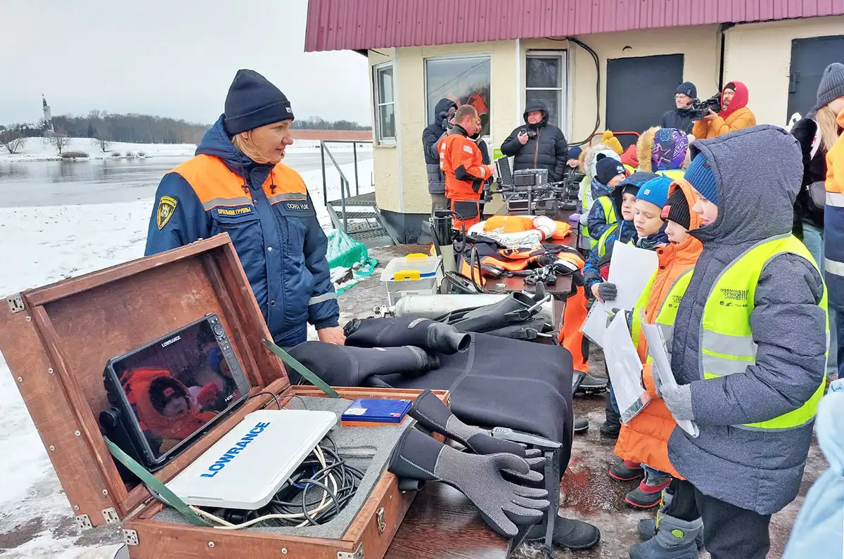 Юных новгородцев познакомили с профессией водолаза.
