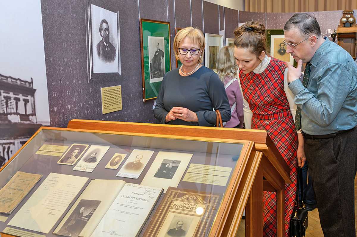 Фотографии, представленные на выставке, знакомят нас с окружением композитора, его близкими.