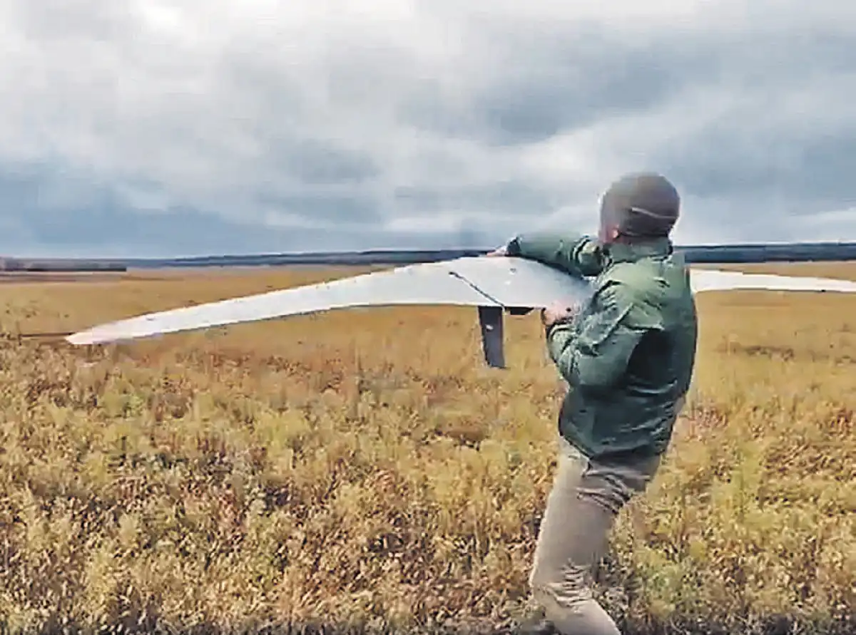 Боец подразделений беспилотных систем 51-й армии с позывным «Тимоха» запускает «Суперкам» — его относят к «царь-дронам».