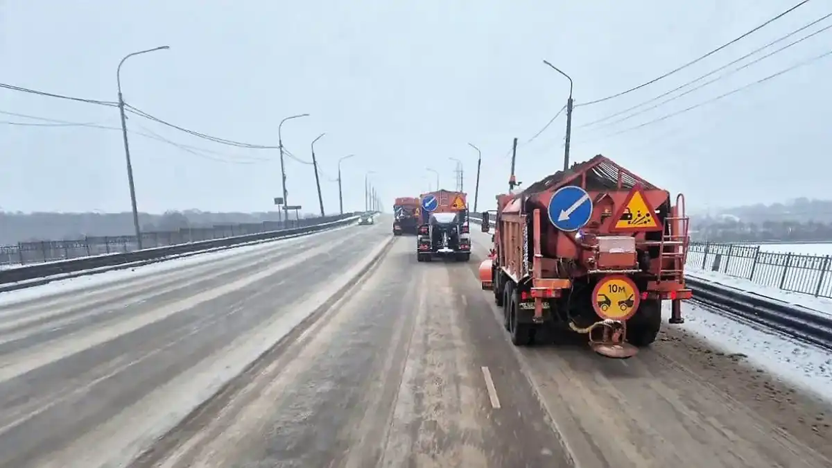 Своевременная уборка улиц, тротуаров, остановок — персональная ответственность глав муниципалитетов.