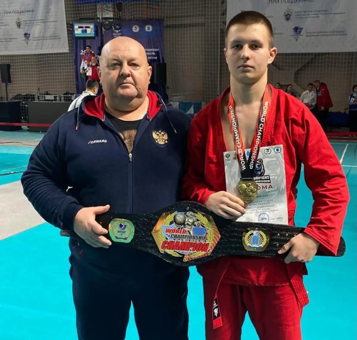 Лев Трофимов вместе с тренером Сергеем Чертолиным после победы на первенстве мира.