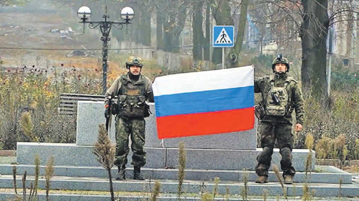 Бабушки едут на велосипедах, а рядом идёт бой