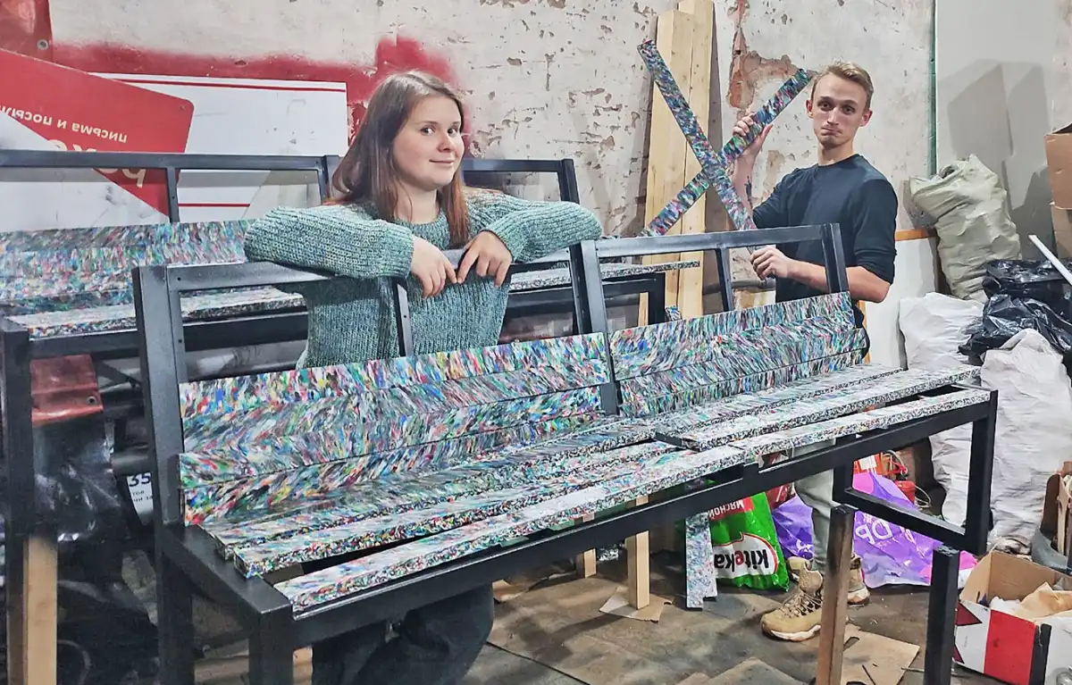 Крышки для пластиковой крошки изготовлены из полиэтилена высокой плотности. Он в основном хорошо плавится и позволяет получать качественные плиты.