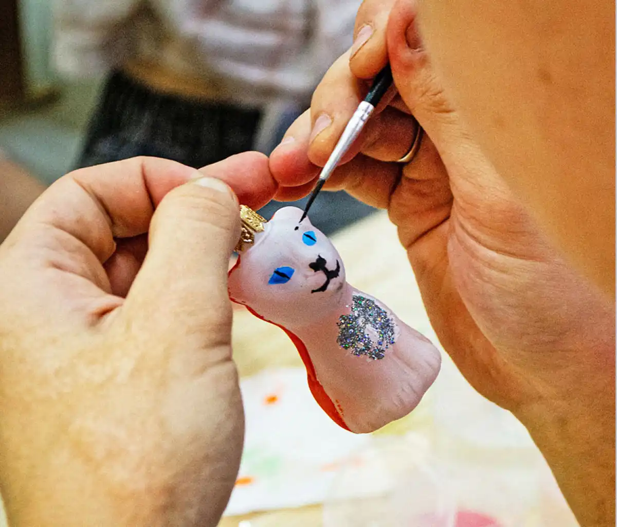 Творческий проект «Винтажные коты» объединяет две мастерские ёлочных игрушек и реабилитационный центр для бездомных усатых-хвостатых «Кошкин дом».