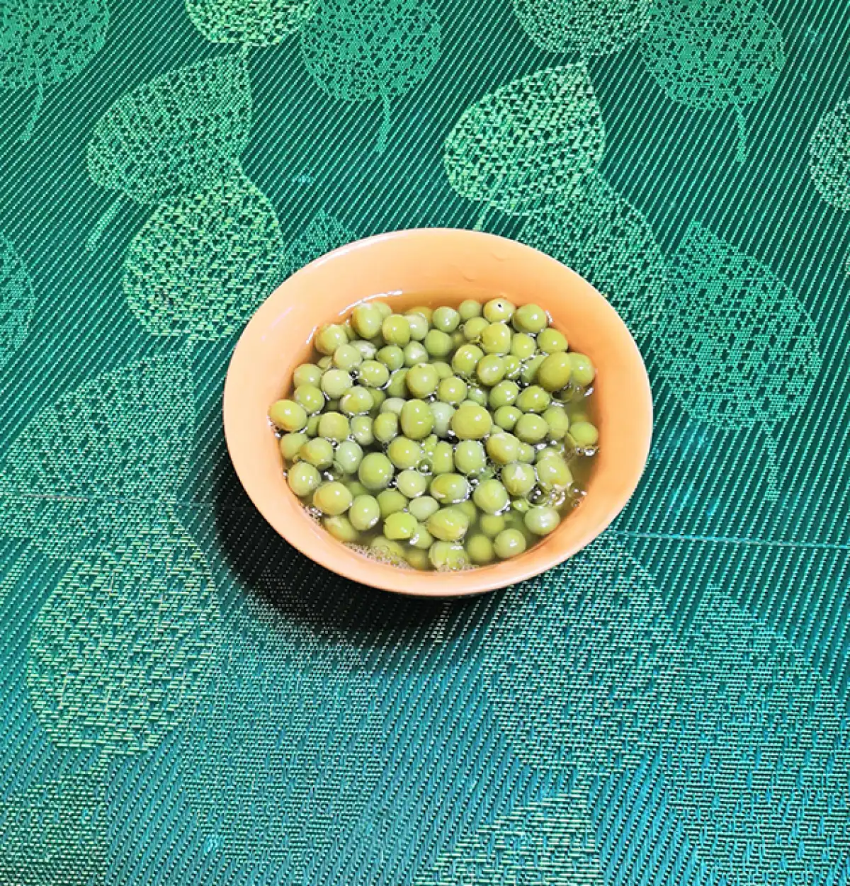 Горошек должен быть зелёного или оливкового цвета.