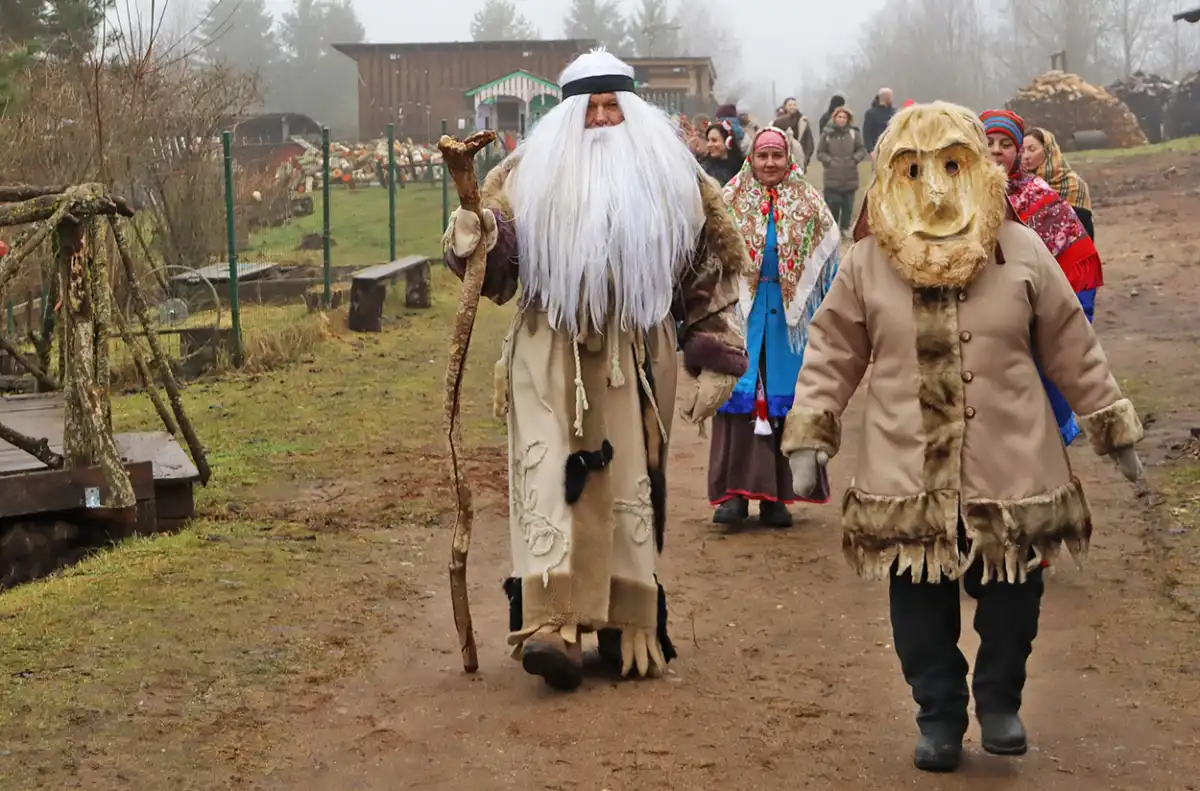 С Дедом Студенцом пойдём, зиму в гости приведём.