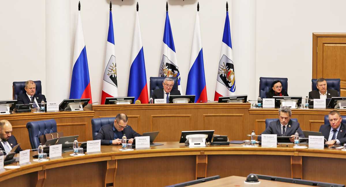 На заключительном в 2025 году думском заседании депутаты приняли бюджет региона на 2026 год во втором чтении.