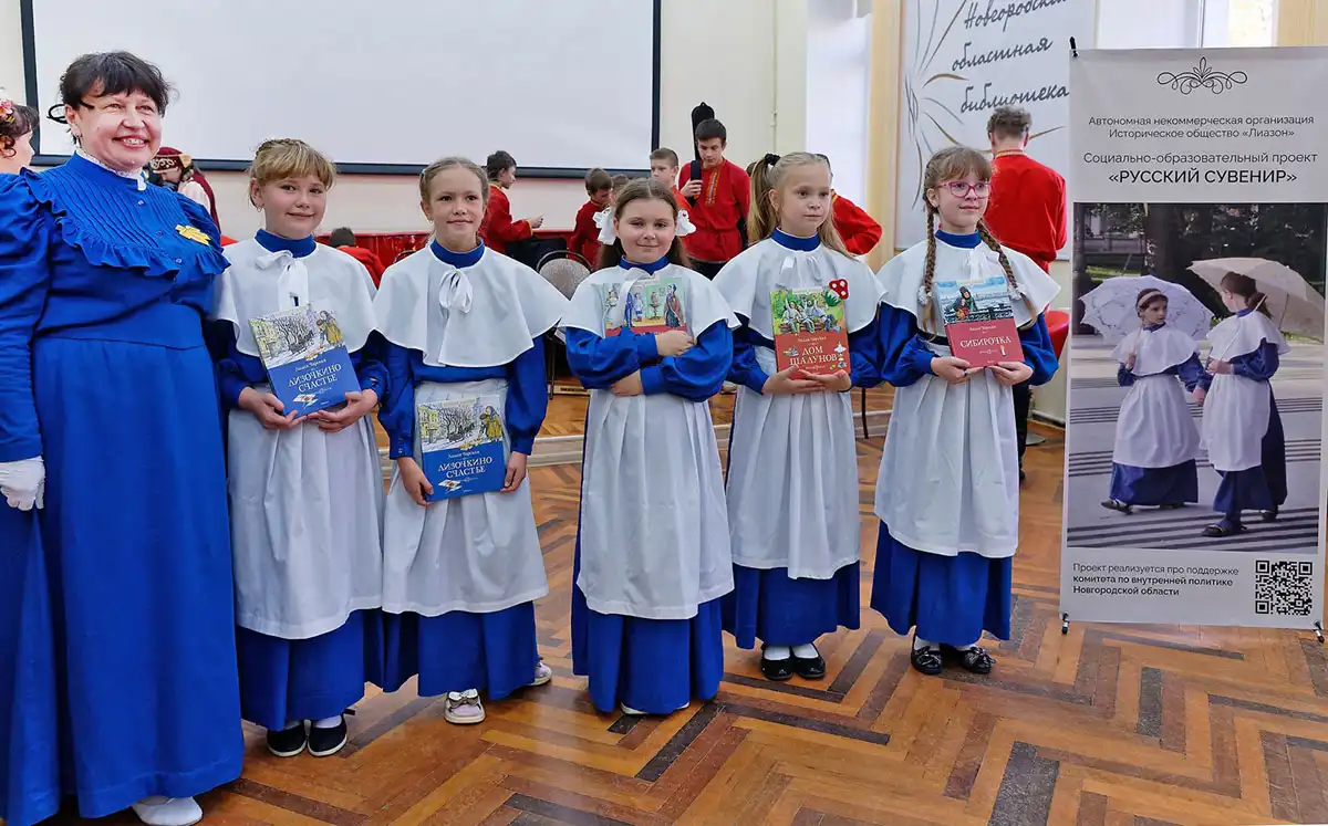 Наталья Морозова и её ученицы на осеннем балу в областной библиотеке.