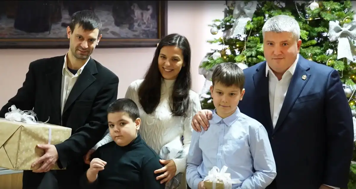 Подаркам от губернатора Александра Дронова радовались не только ребята, но и их родители.