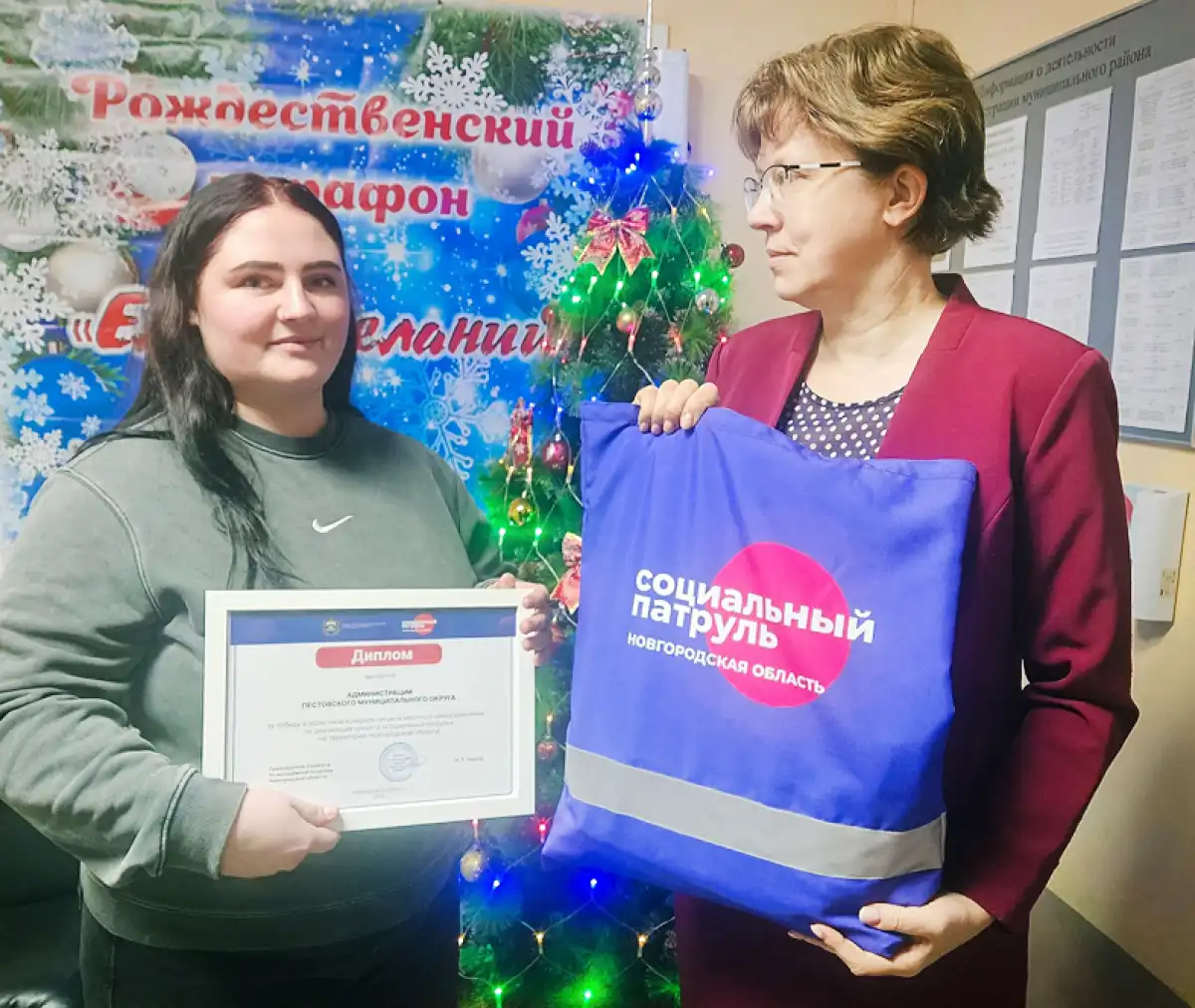 Заслуженную награду сотрудникам пестовского отдела молодёжной политики и добровольчества вручила глава муниципалитета Елена Поварова.